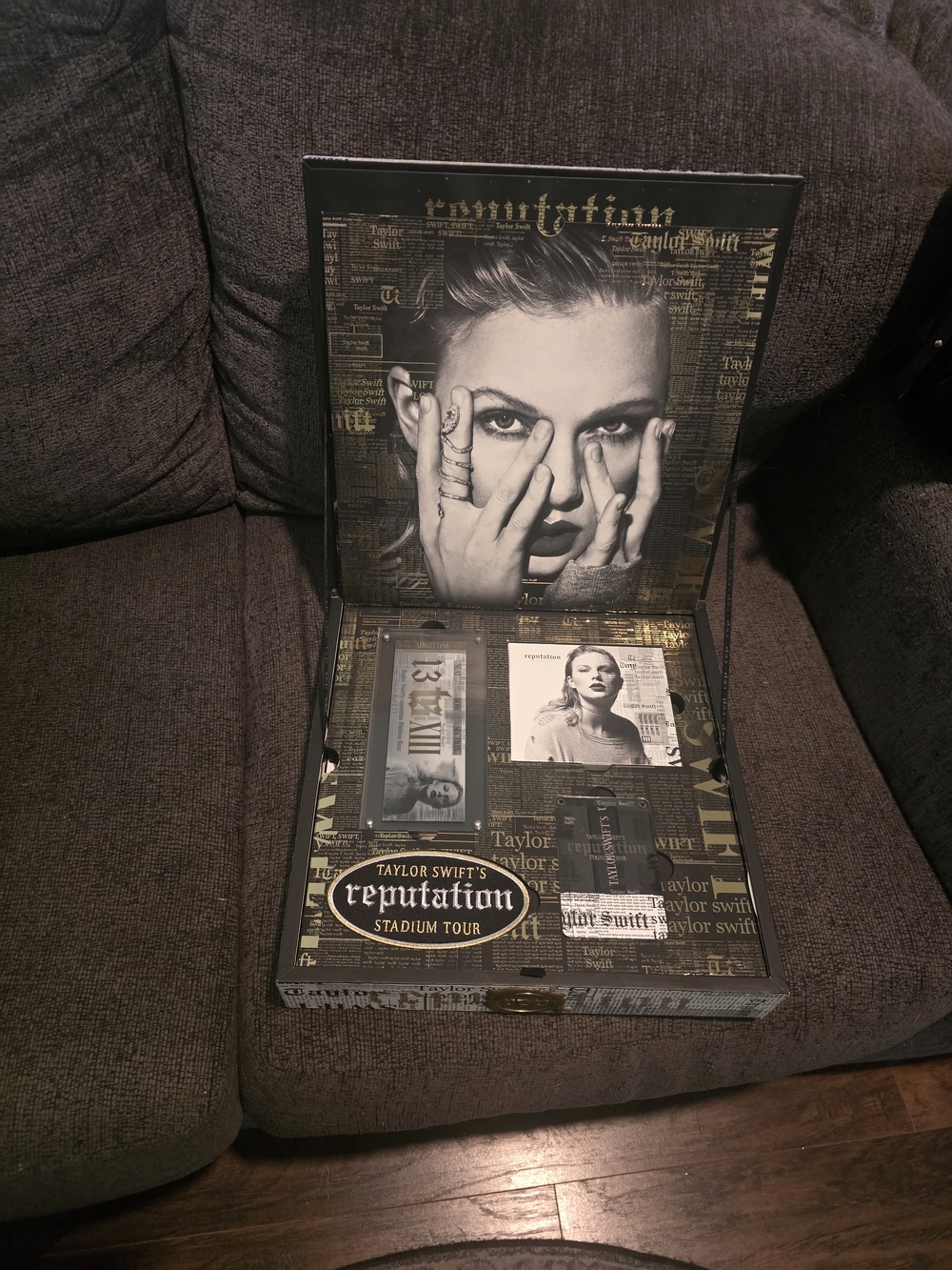 Taylor Swift | Complete & Working Reputation Tour VIP Box - Picture 4 of 9